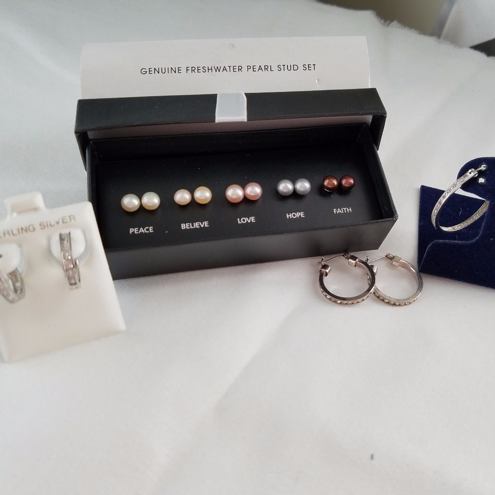 Various fashion earrings