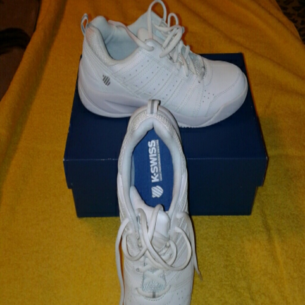 Tennis  shoes