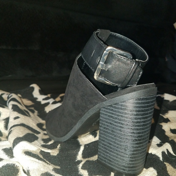Peep Toe Wedge Style Heels - Picture 3 of 8
