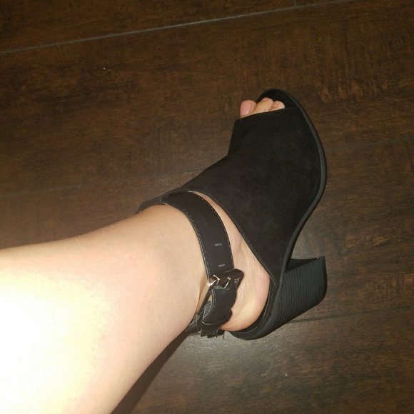 Peep Toe Wedge Style Heels - Picture 4 of 8