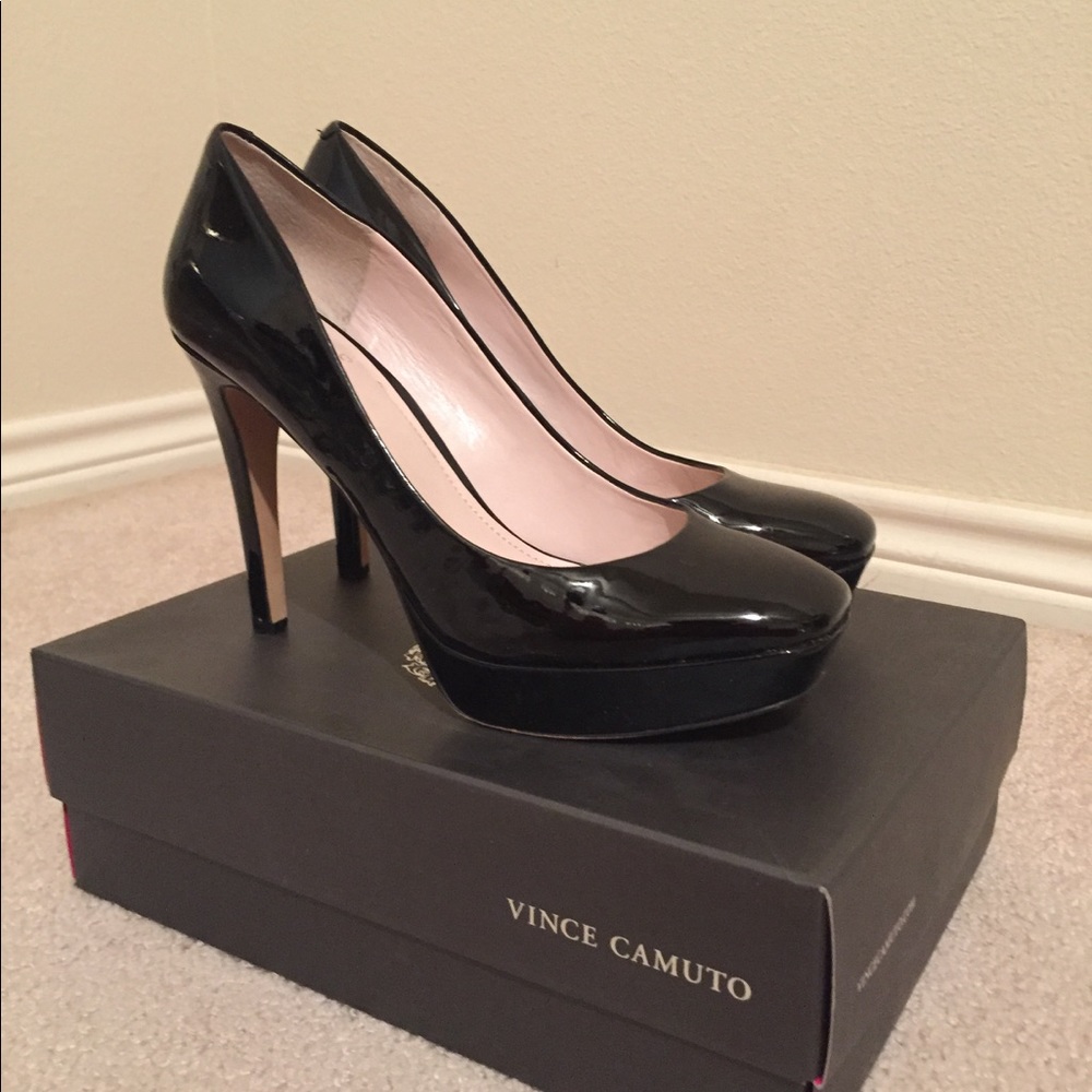 Vince Camuto Sz 10 black patent pumps