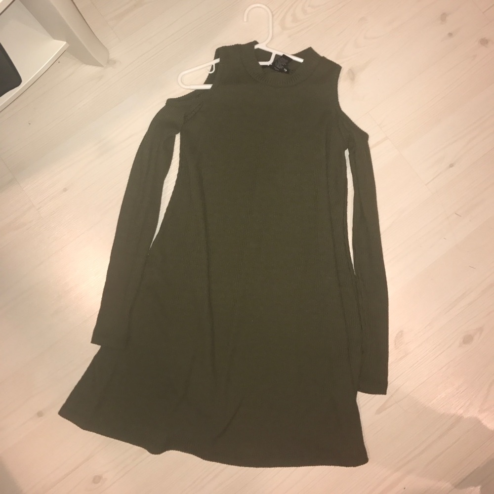 Ribbed cold shoulder dress