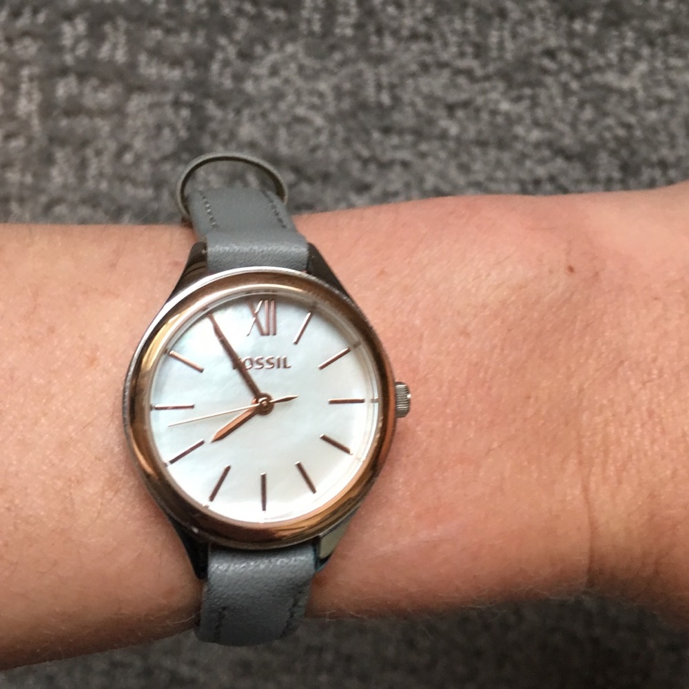 Sophisticated Women's Fossil Watch ❤️