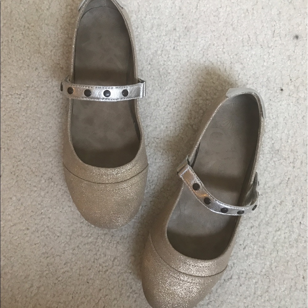 Used mary janes comfort flats size 7.