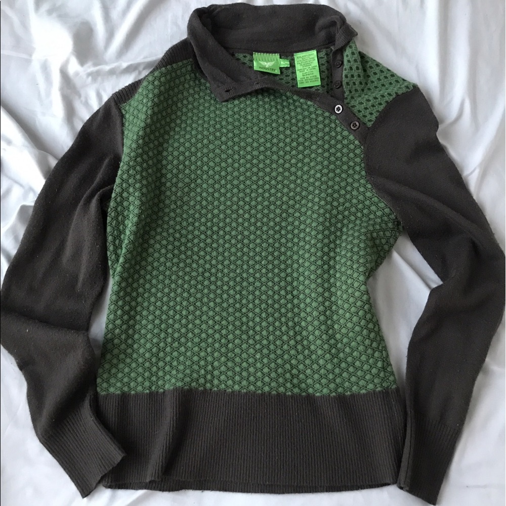 Industry vowel neck button sweater