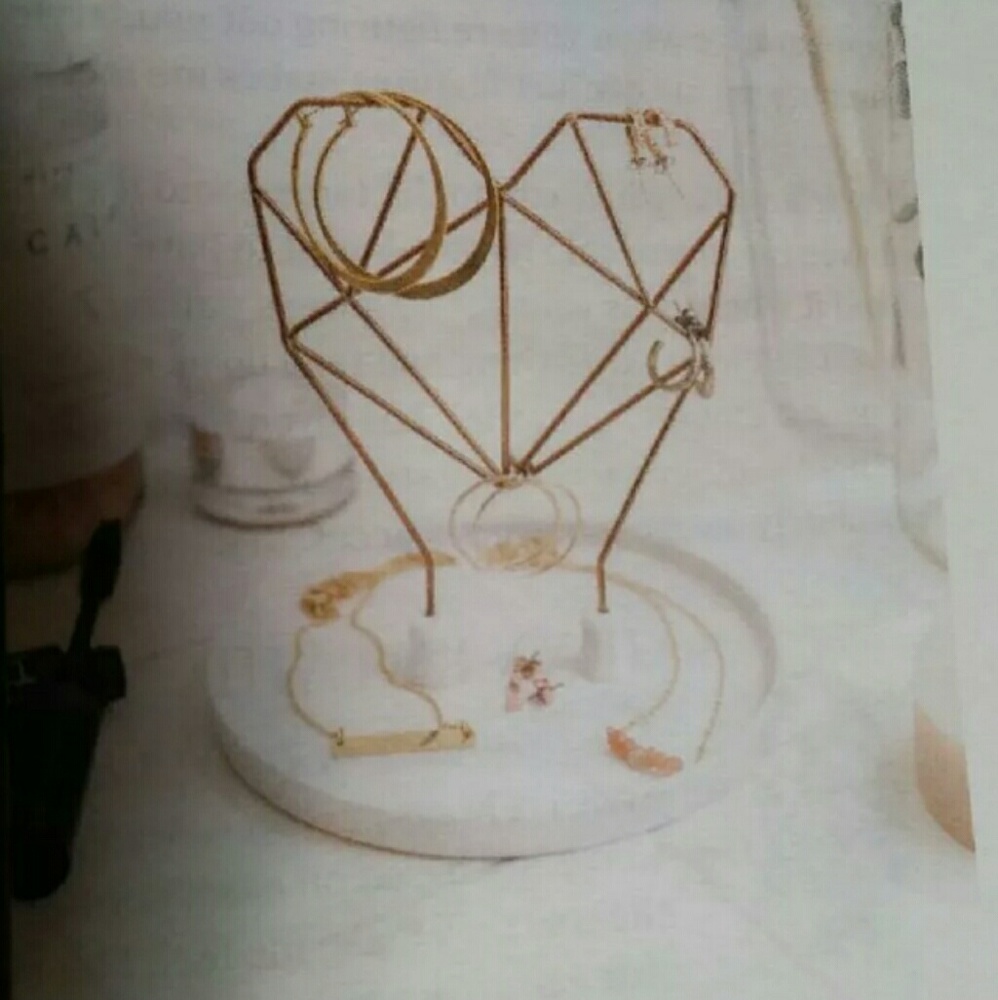 NIB Wire and ceramic jewelry holder