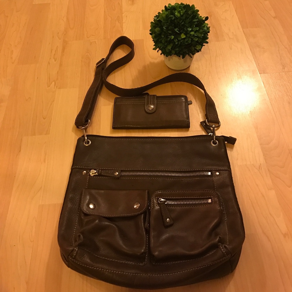 Vintage leather Fossil bag with matching wallet!