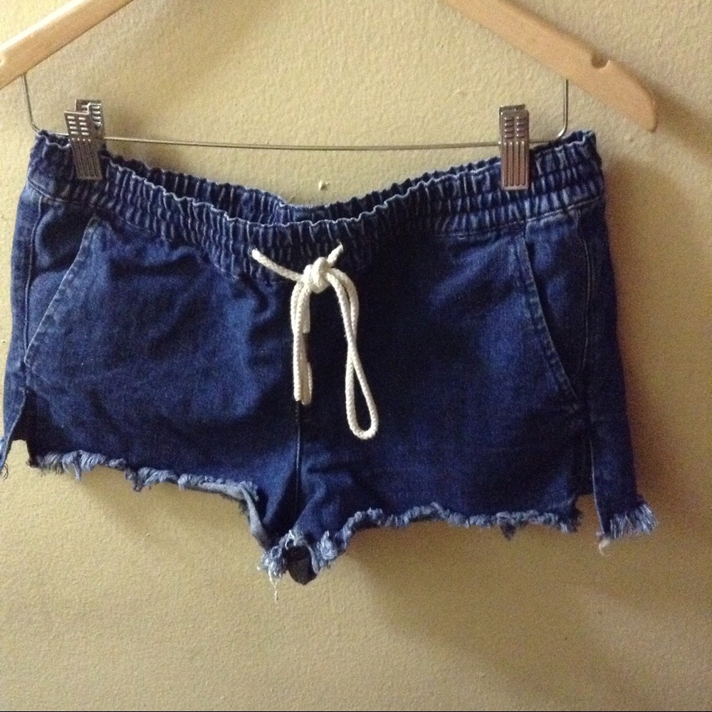Frayed denim shorts
