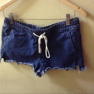 Frayed denim shorts