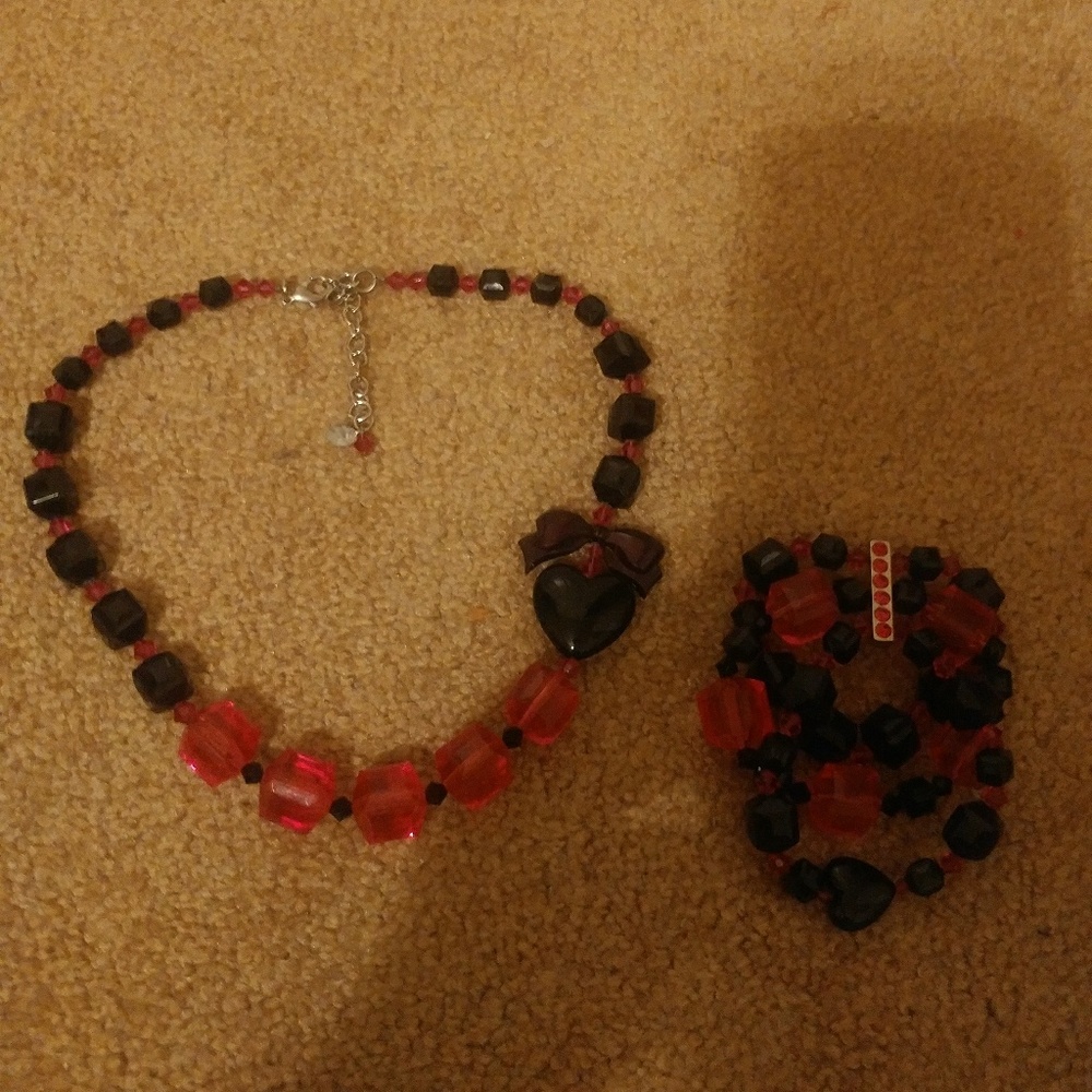 Tarina Tarantino set