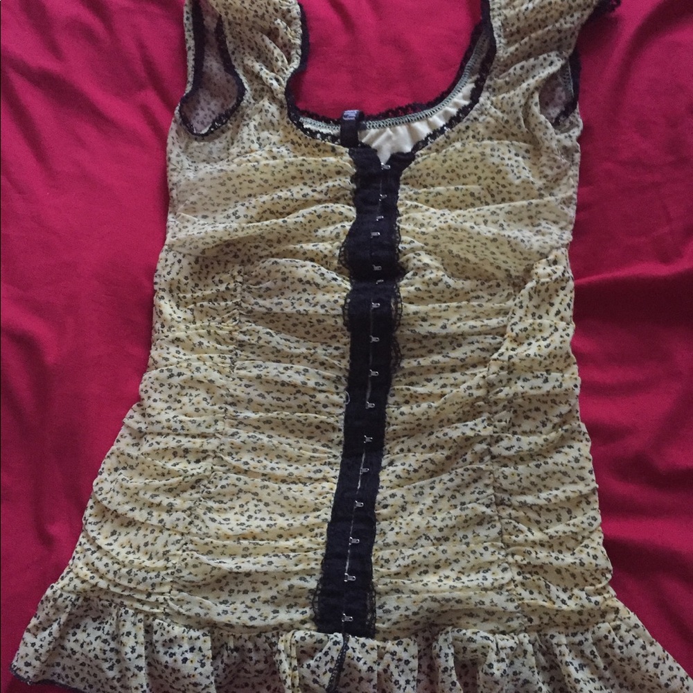 Fitted yellow and black top