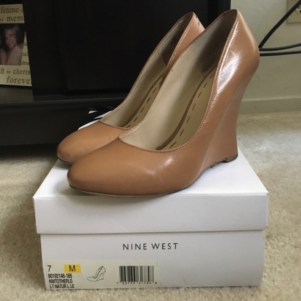 Nine West "NWTOTHEFLO" tan wedges. Size 7M.