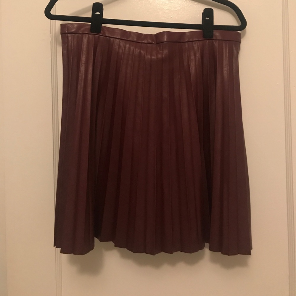 Faux-leather pleated mini skirt-maroon