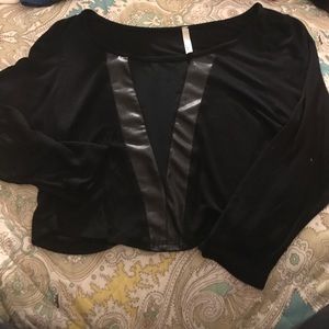 Black quarter sleeve cleavage crop top