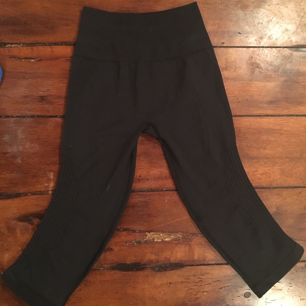 Lululemon Size 4 Black Cropped Leggings