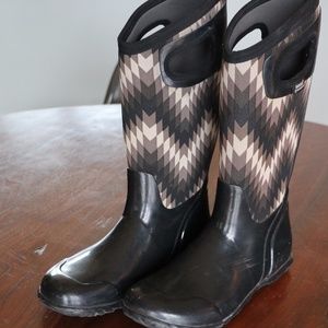 Geometric Print Bogs - Black and Grey