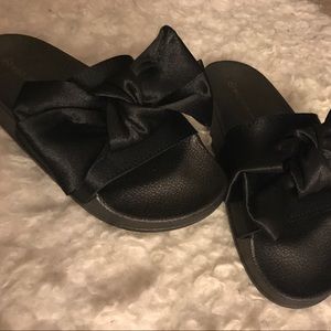 Women's Wild Diva black ribbon slides