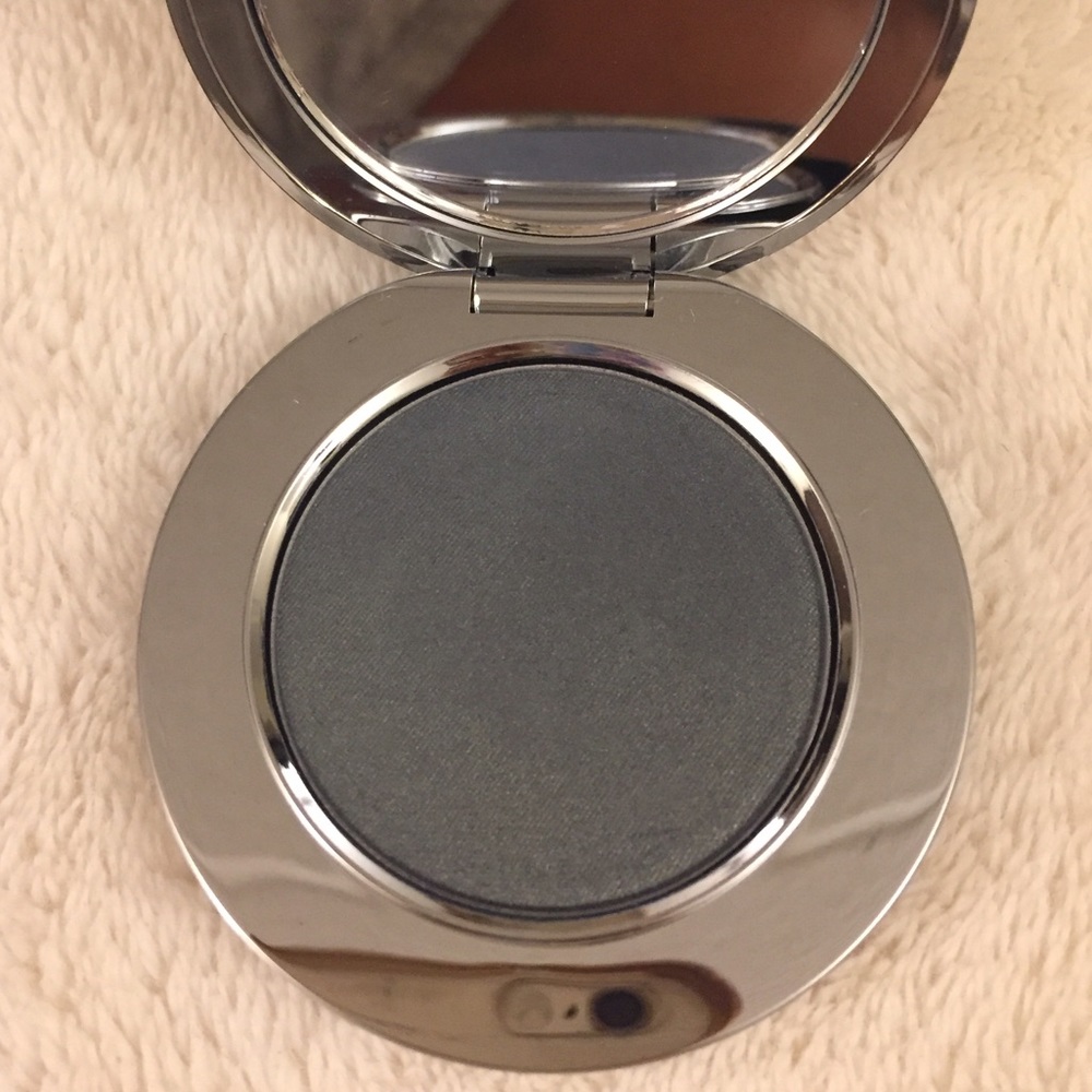 Rock and Republic eyeshadow in Emerge