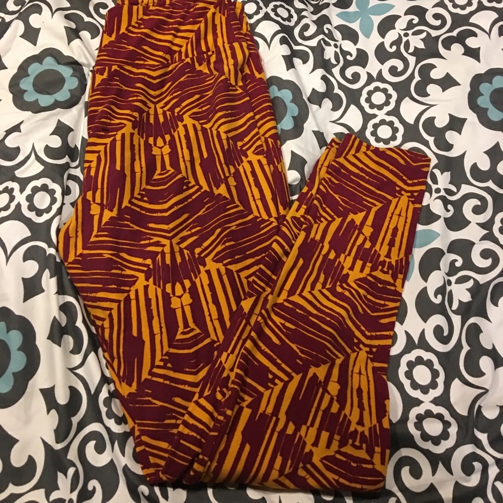⚡️ $5 FLASH $5 ⚡️LuLaRoe Garnet & Gold  T&C 👖👖👖