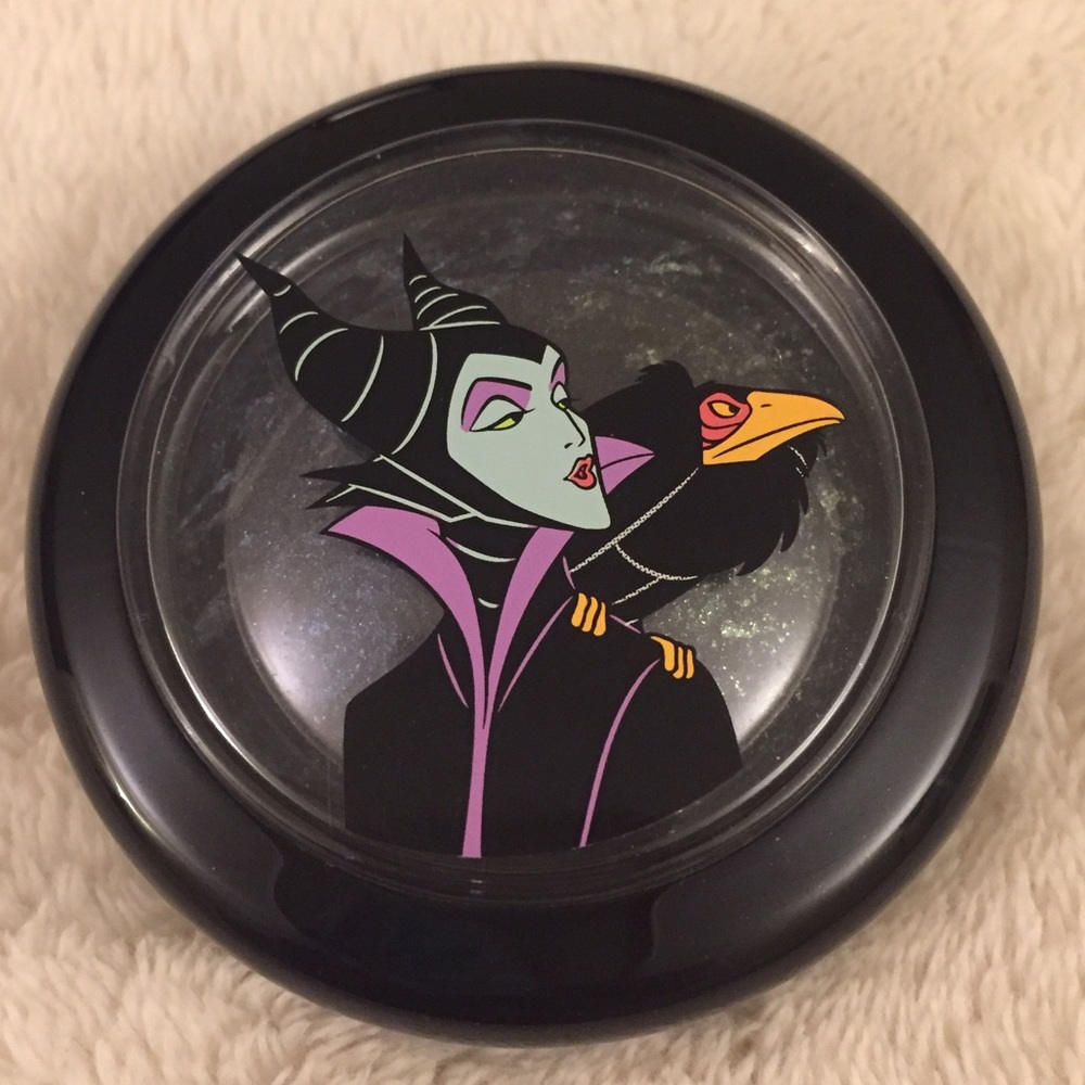 Mac eyeshadow in She Who Dares