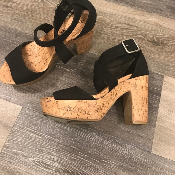 Black strappy wedge heels - Picture 2 of 3