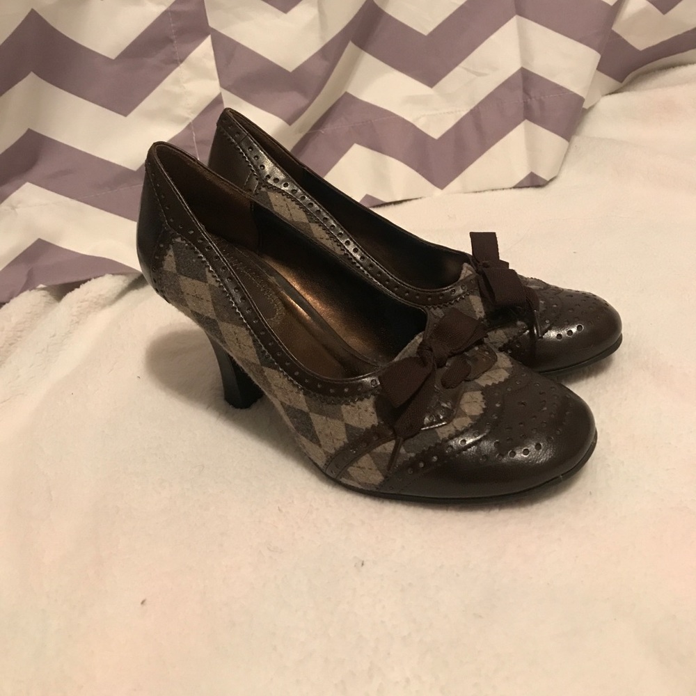 Bongo brown heels with a bow
