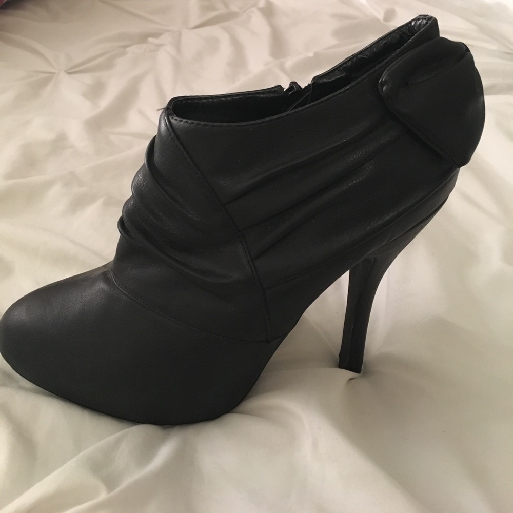 SHII by Journeys Bootie-- Size 9