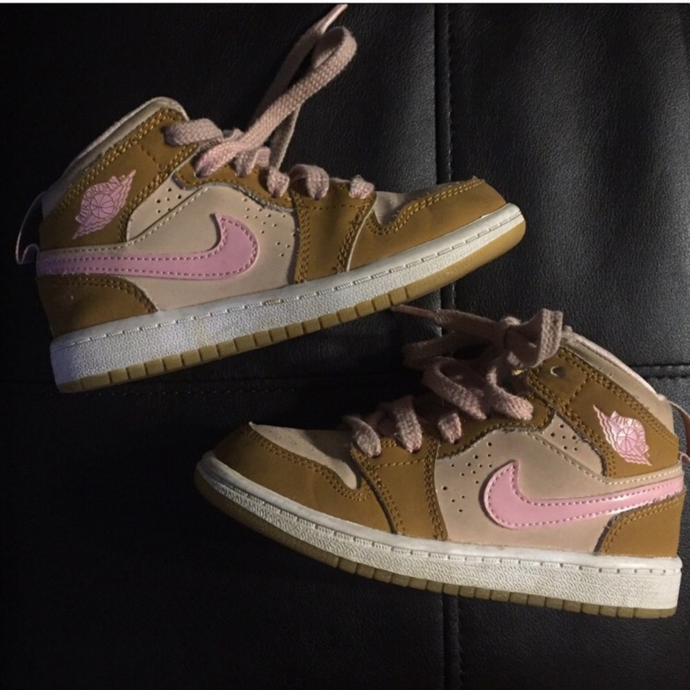 SOLD Nike Jordan girls size 11 Retro Lola Bunny