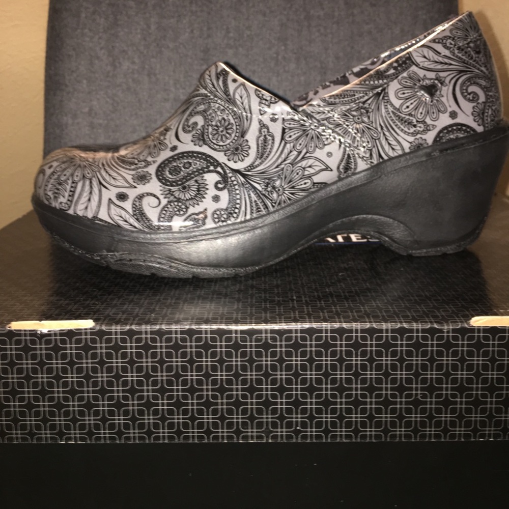 NIB Nurse Mates gray paisley clogs
