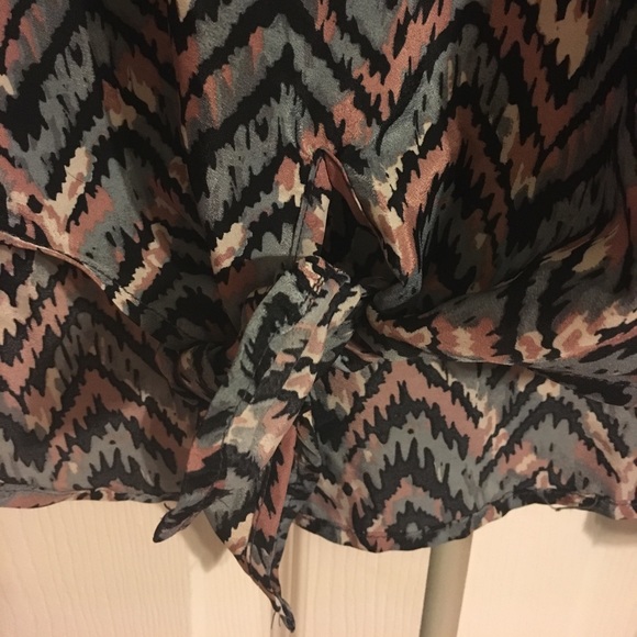 Mossimo chevron-like patterned blouse - Picture 2 of 5