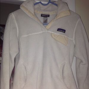 Women's Patigonia pullover.