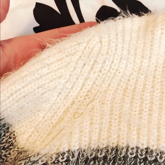 Adorable cozy sweater ❄️ - Picture 3 of 3