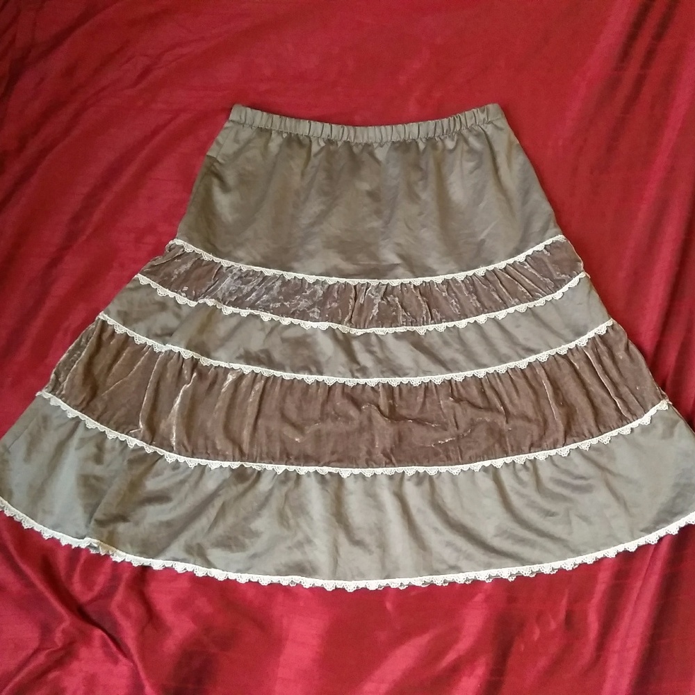 😺 Slinky & Crushed Velvet Lacey White Midi Skirt