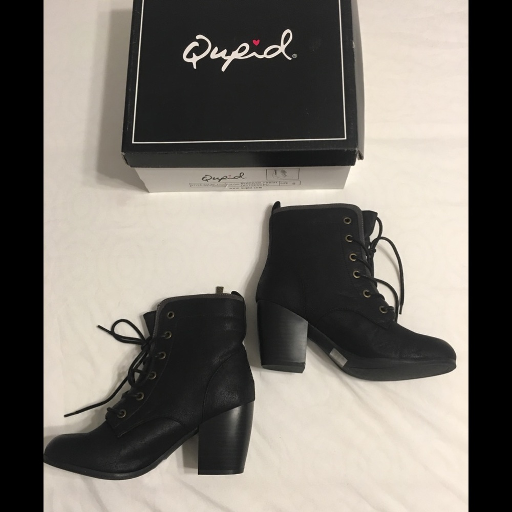 NWT Combat style lace up bootie Size 6
