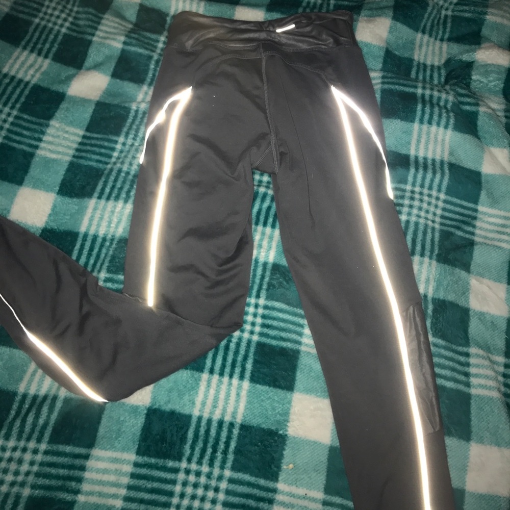 grey athletics leggings with leather details