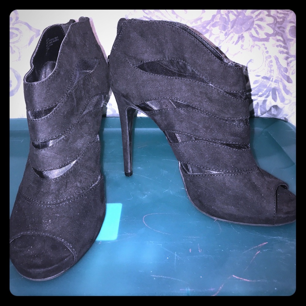NWOT Nine West Mesh Cut-Out Booties. Size 8.5!