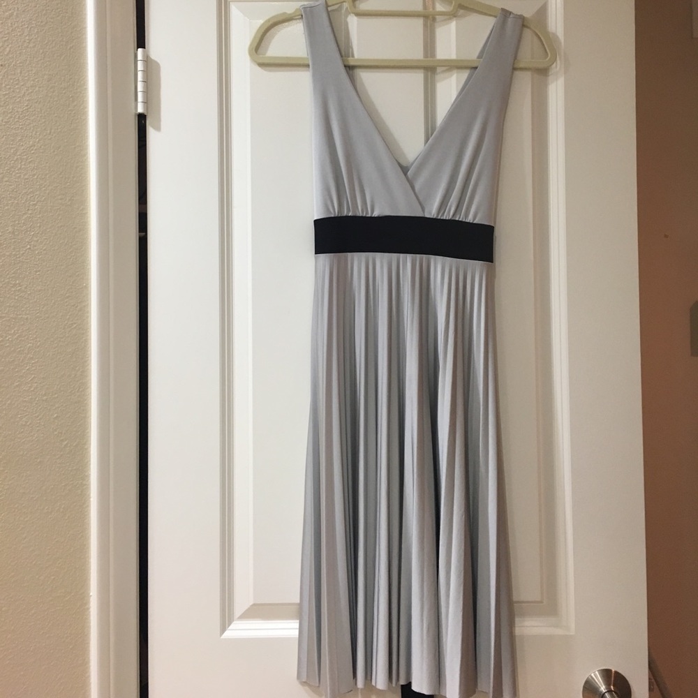 9/18/17 HP!! 🌺 Deep V dress by F21