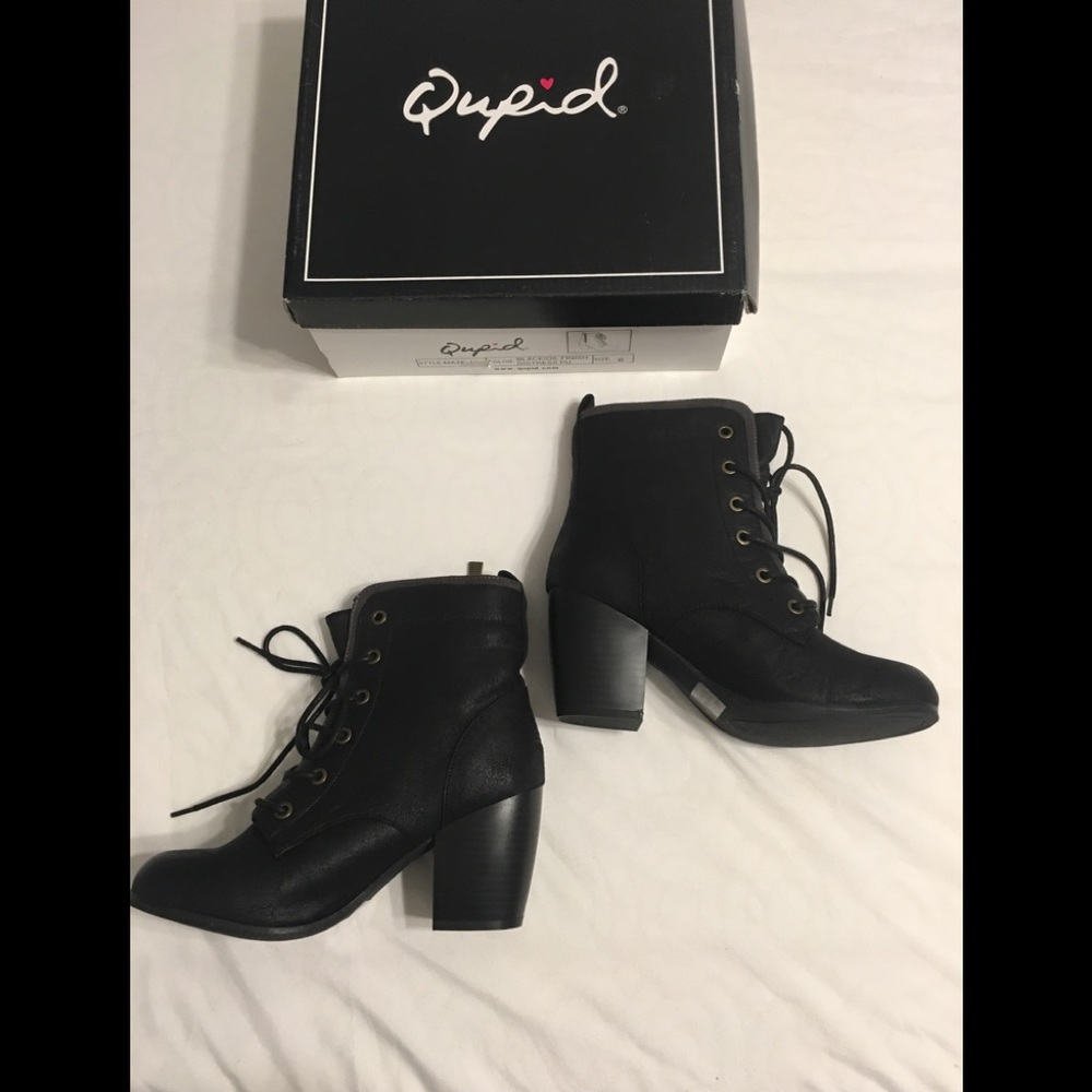 NWT Lace up Boot. Size 5 1/2