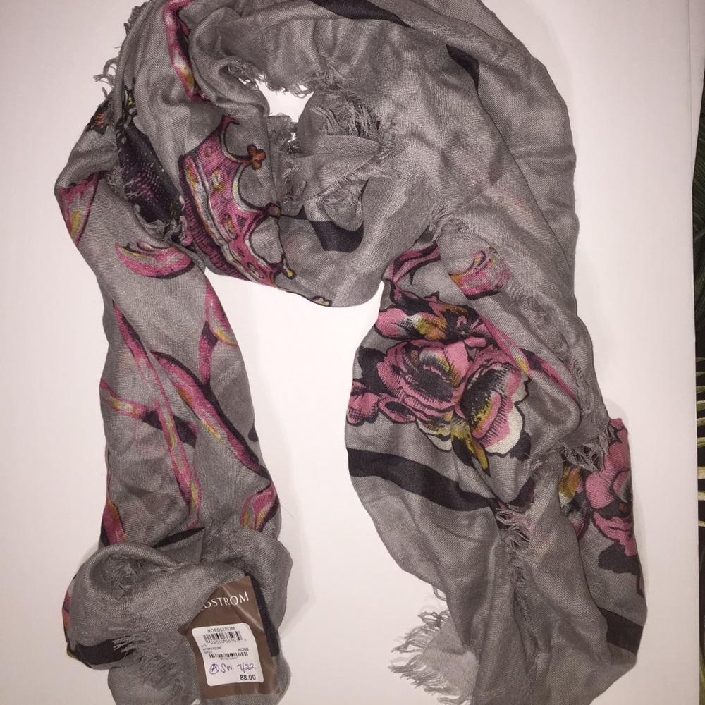 Beautiful grey scarve