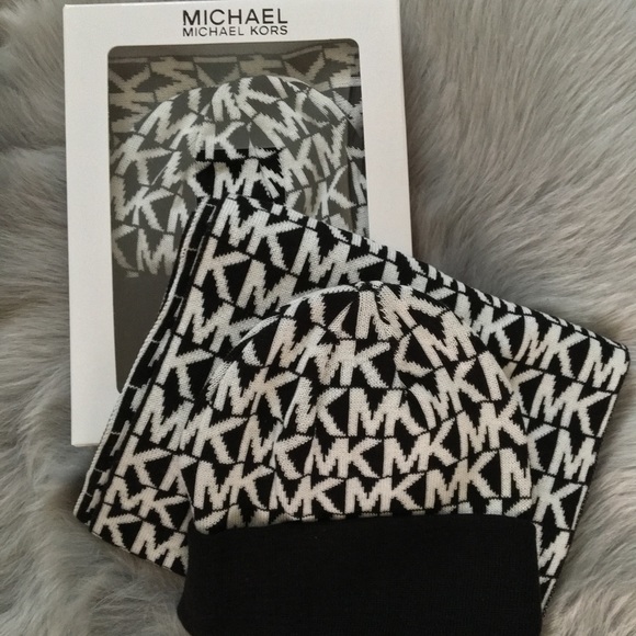 MICHAEL Michael Kors Logo Scarf & Hat Boxed Set - Picture 2 of 2