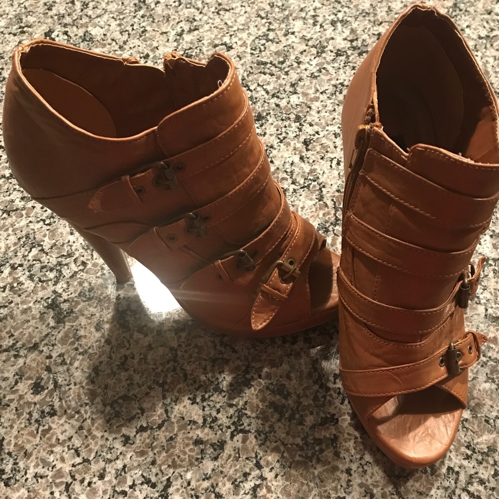 ❌SOLD❌Caramel Buckle Booties