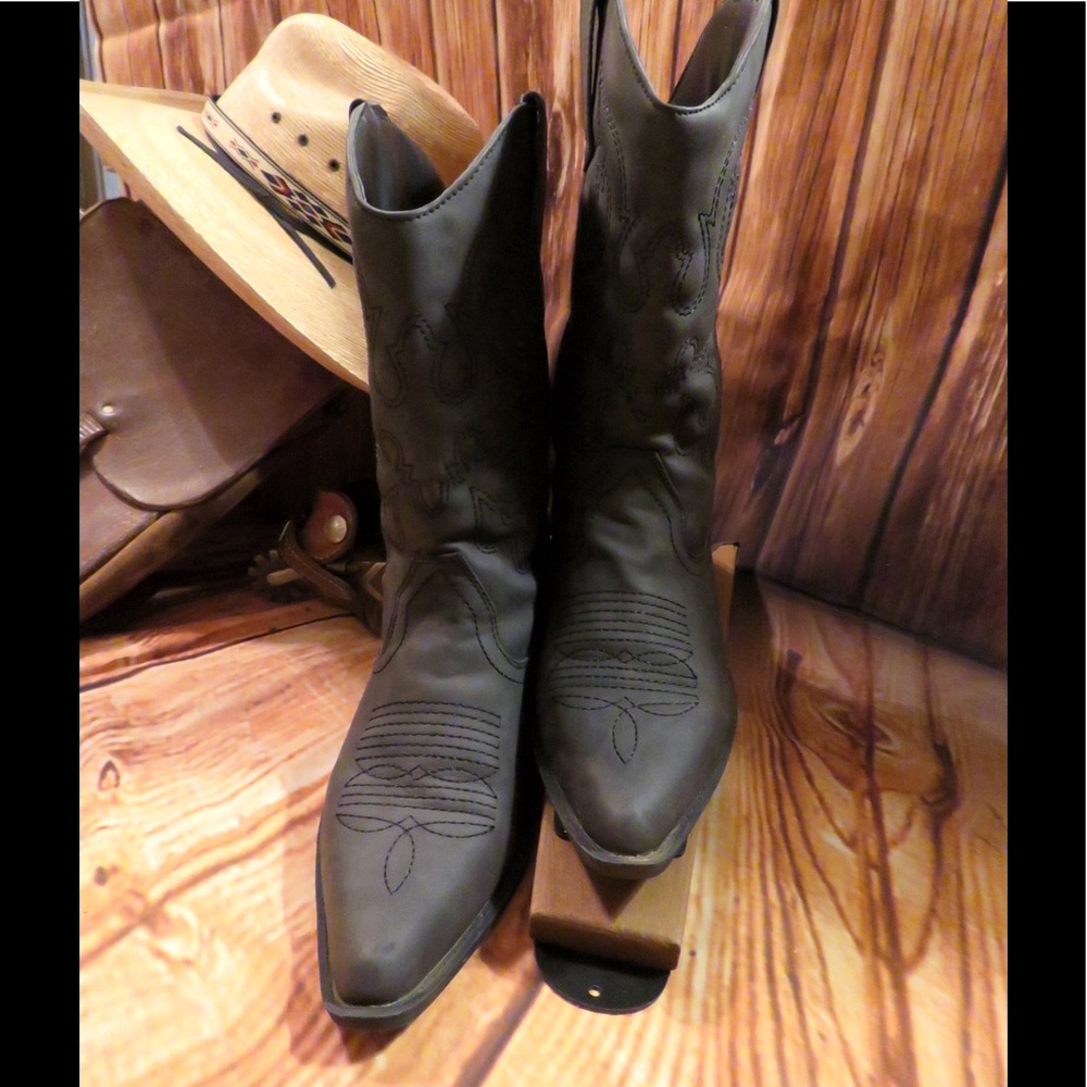 Black Snip Toe Cowboy 🤠 Boots