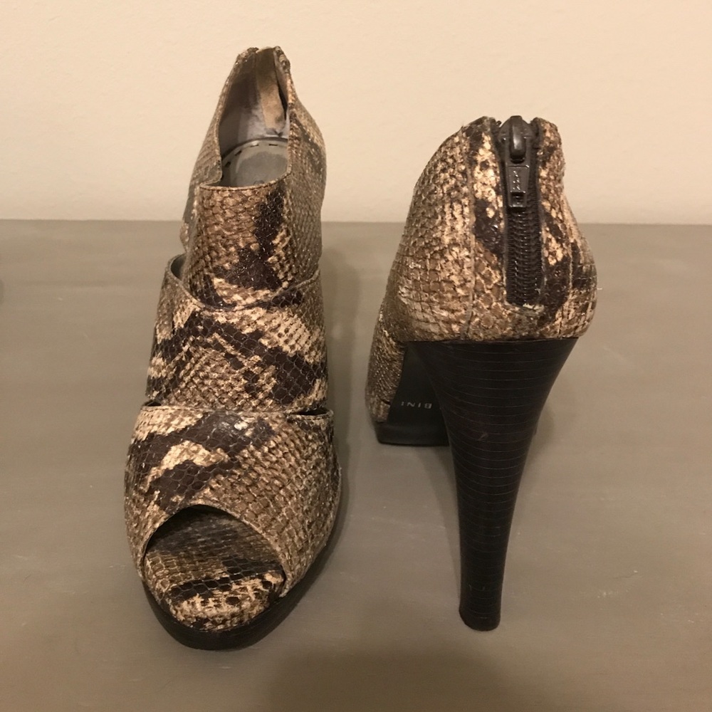 Snakeskin pattern Gianni Bini heels