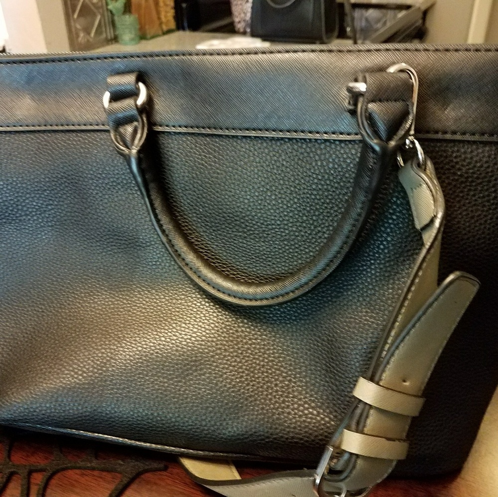 Guess - Picture 2 of 5