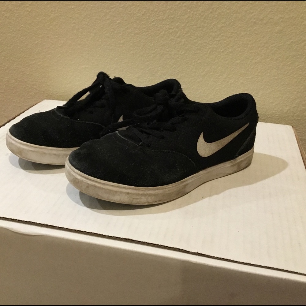 Size 1.5Y boys' Nike sneakers - Picture 2 of 3