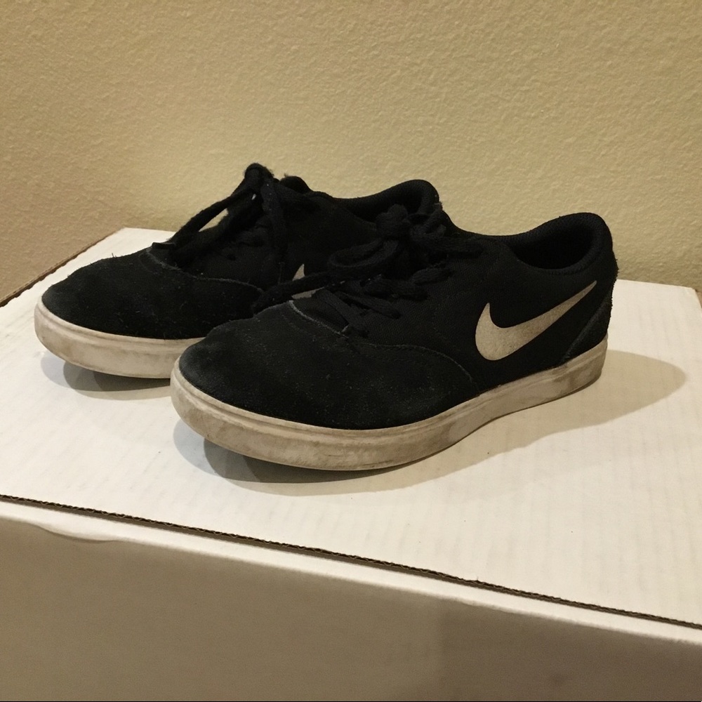 Size 1.5Y boys' Nike sneakers