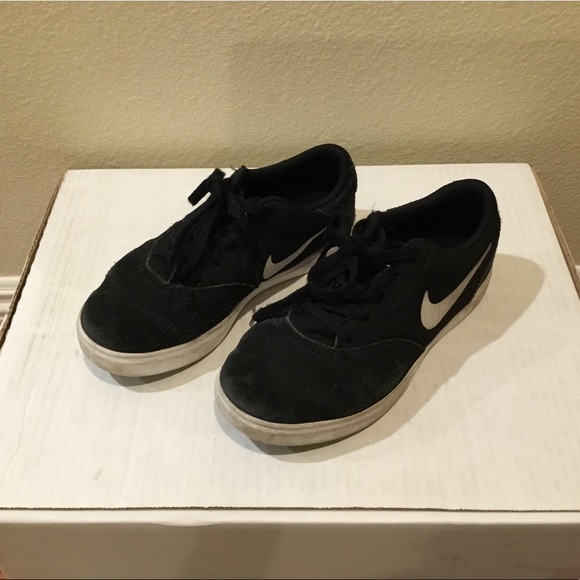 Size 1.5Y boys' Nike sneakers - Picture 3 of 3