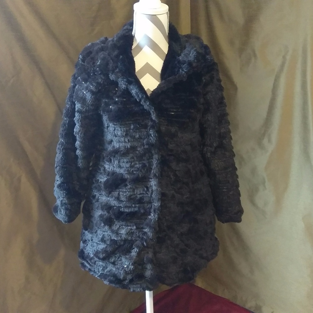 😺Stunning Black Faux Fur Jacket With Sequins