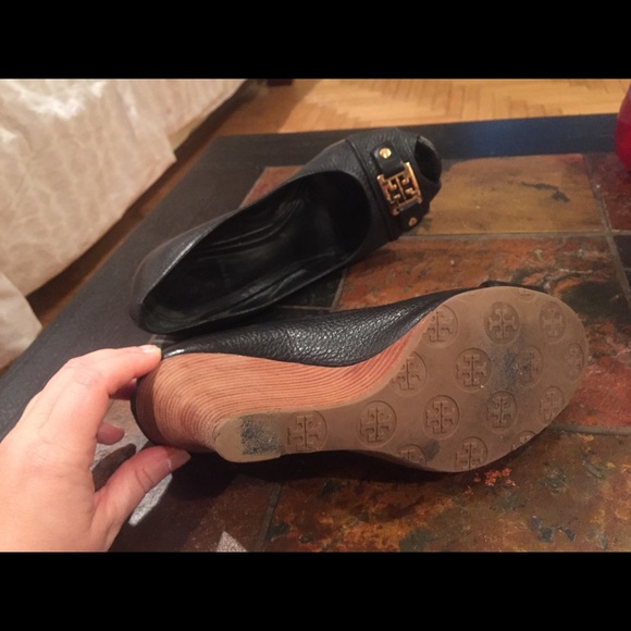 Tory Burch Carnell Women Peep Toe Leather Wedge - Picture 5 of 8