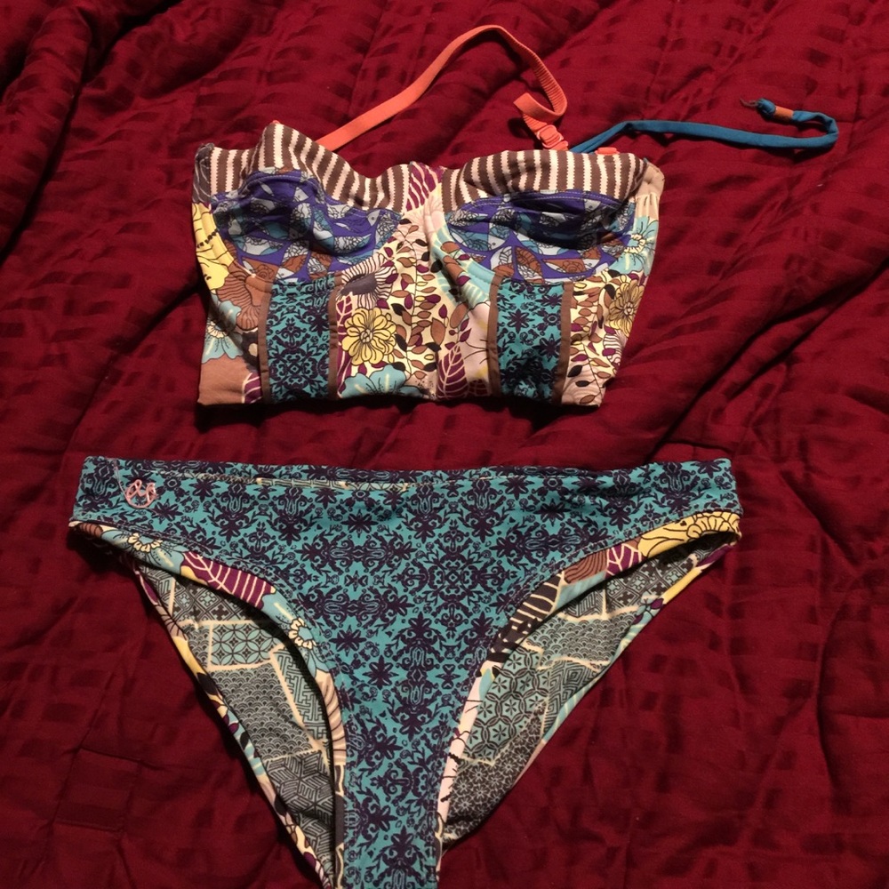 Bikini with reversible bottom